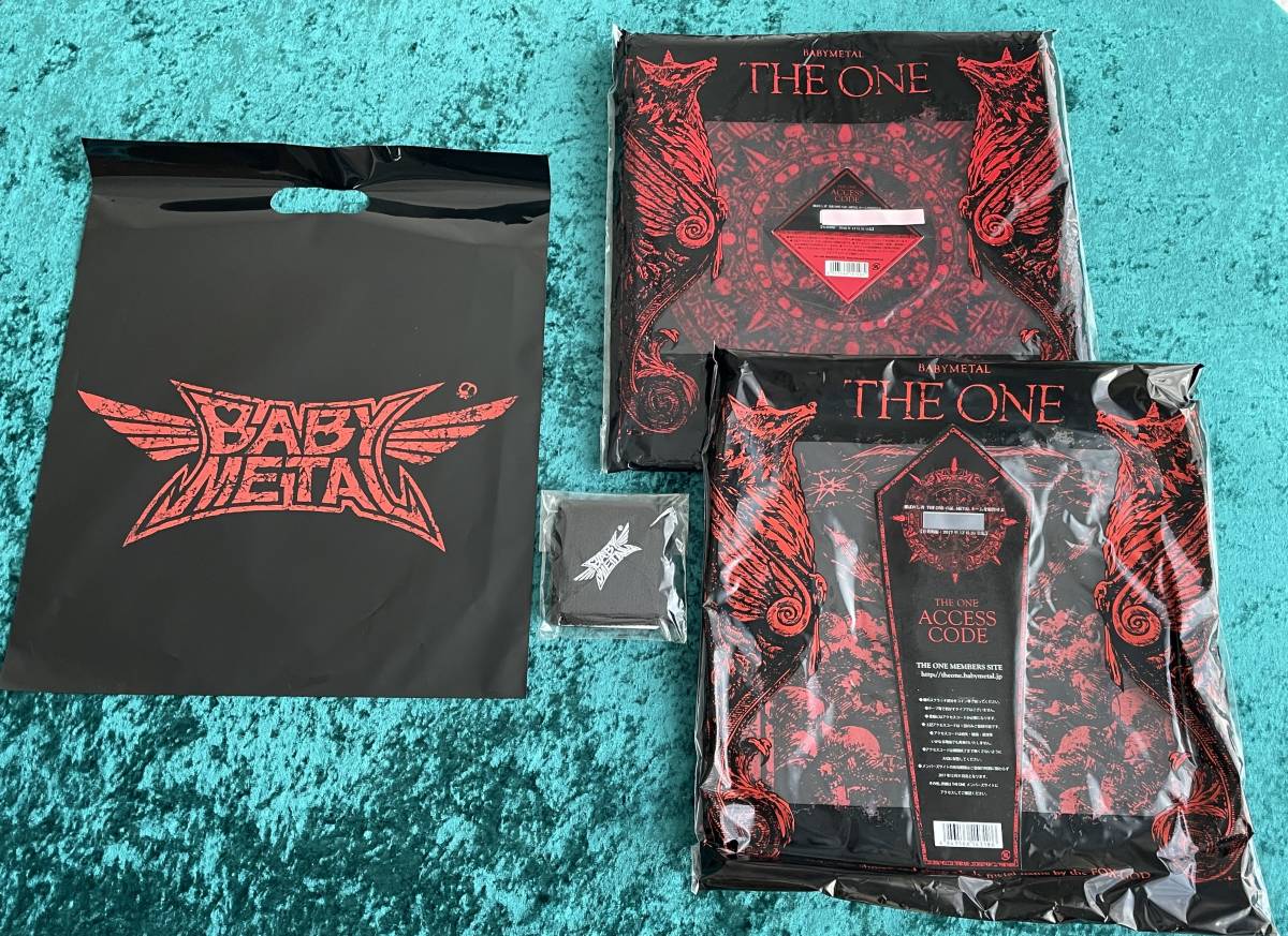 ★新品未開封★BABYMETAL★THE ONE 初期グッズ3種(フードタオル2016/Tシャツ2017/リストバンド)+LIVE AT BUDOKAN ショッパー★ベビーメタル_画像1