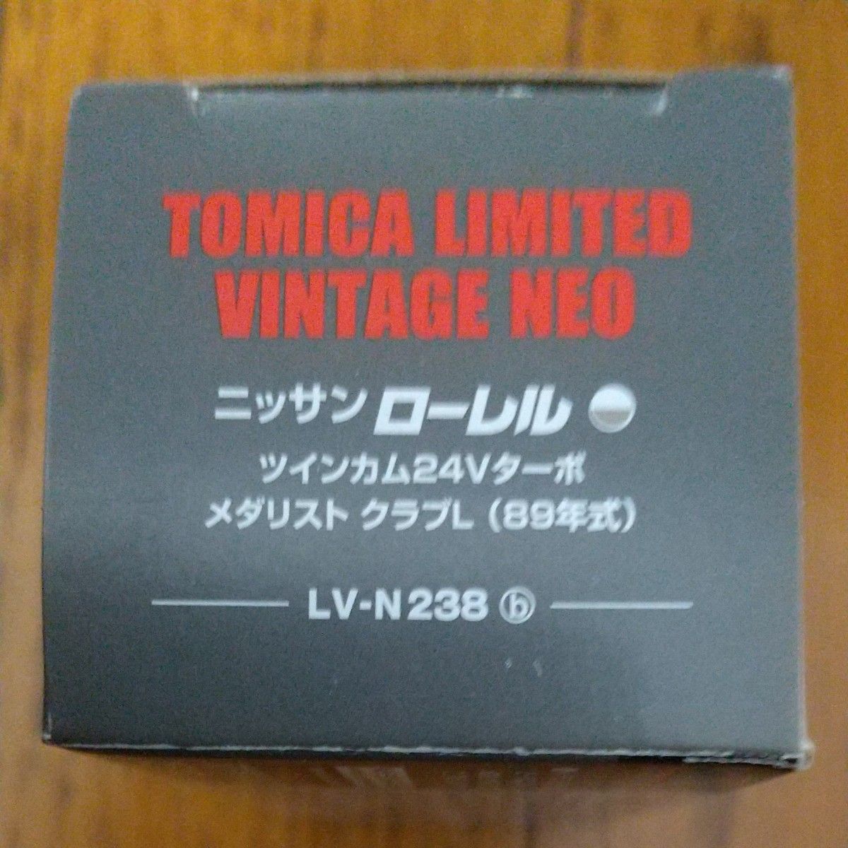 トミーテックLV-N238b 日産ローレル メダリスト クラブL （白/金）（1/64スケール トミカリミテッドヴィンテージネオ）