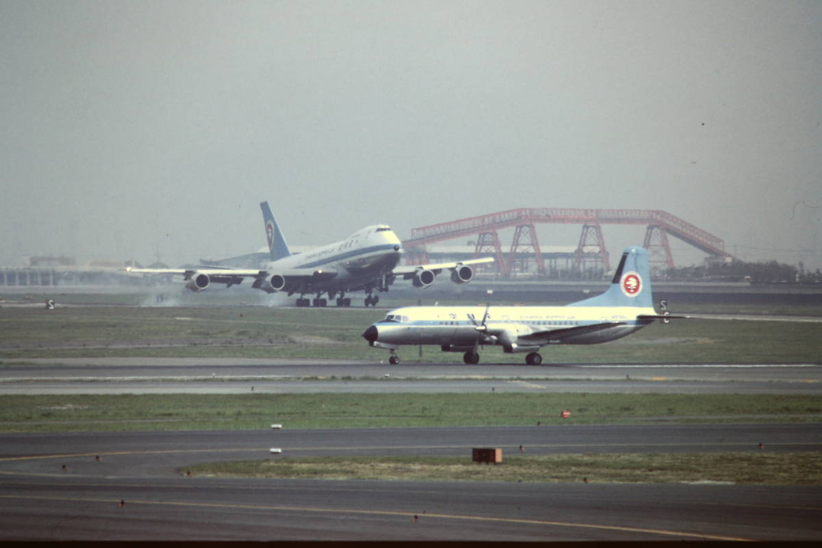 (B23)388 写真 古写真 飛行機 飛行機写真 旅客機 YS-11 東亜国内航空 他 民間機 フィルム ポジ まとめて 36コマ リバーサル スライド_画像10