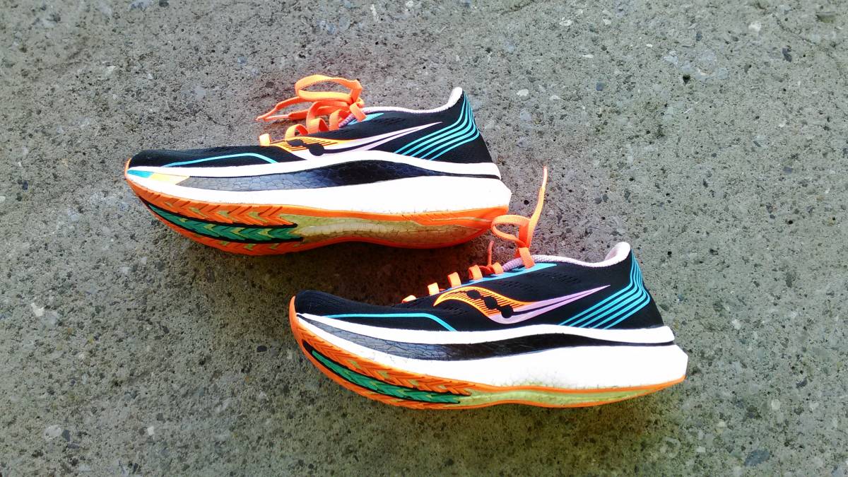 稀少　レディース　 サッカーニ エンドルフィンプロ　ブラック　SAUCONY ENDORPHIN PRO カーボン 25.0cm 定価19800円