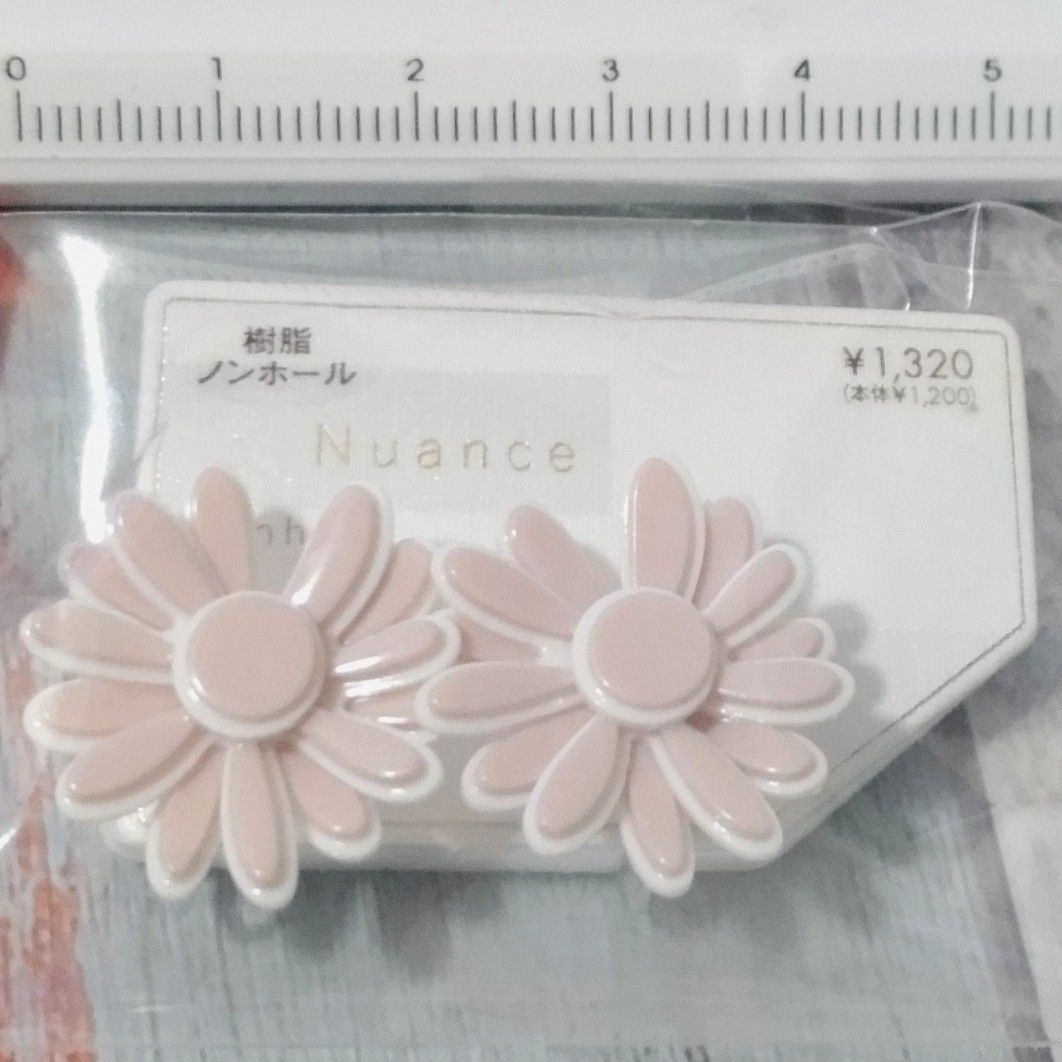 ピンクお花のイヤリング　樹脂ノンホールピアス　新品未使用