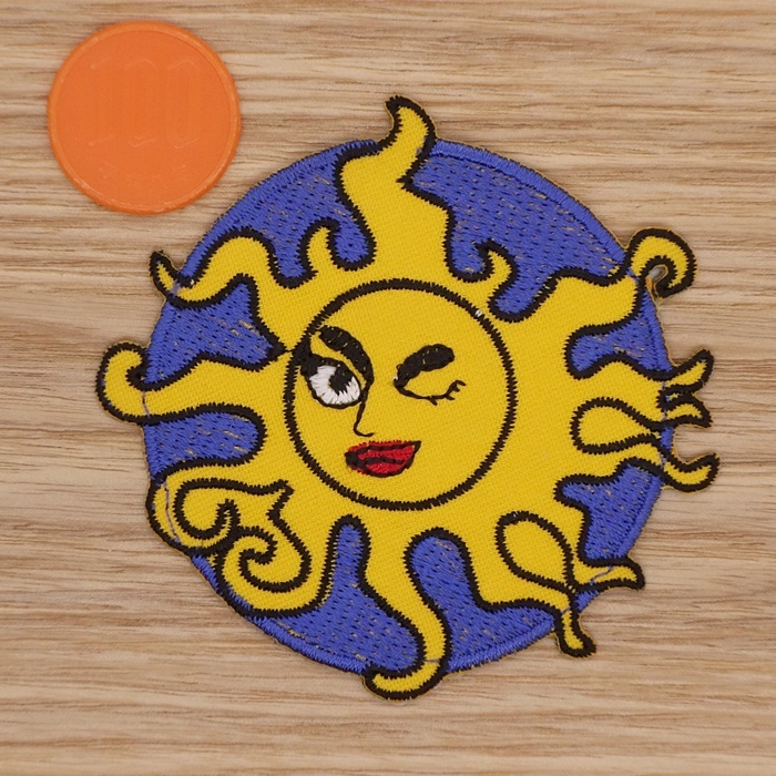【Ｍサイズ】アイロンワッペン NO.1266 太陽 ＳＵＮ 可愛い アップリケ 【郵便定形】_Ｍサイズです。