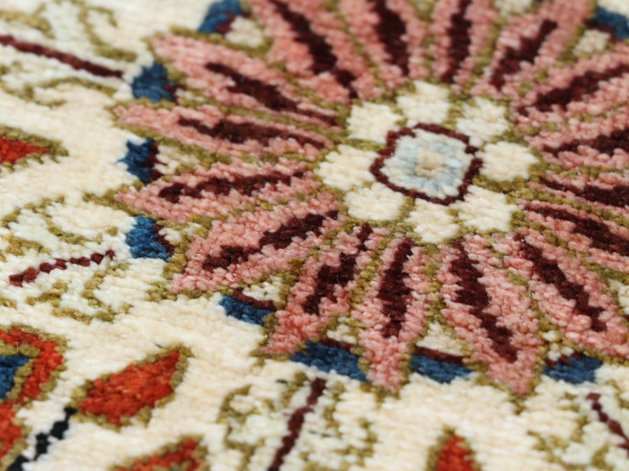 魁◆最高級ペルシャ絨毯 美品 クム産 上質シルク100％ 総手織り100万ノット 201×136㎝ 人気のメダリオン_画像8