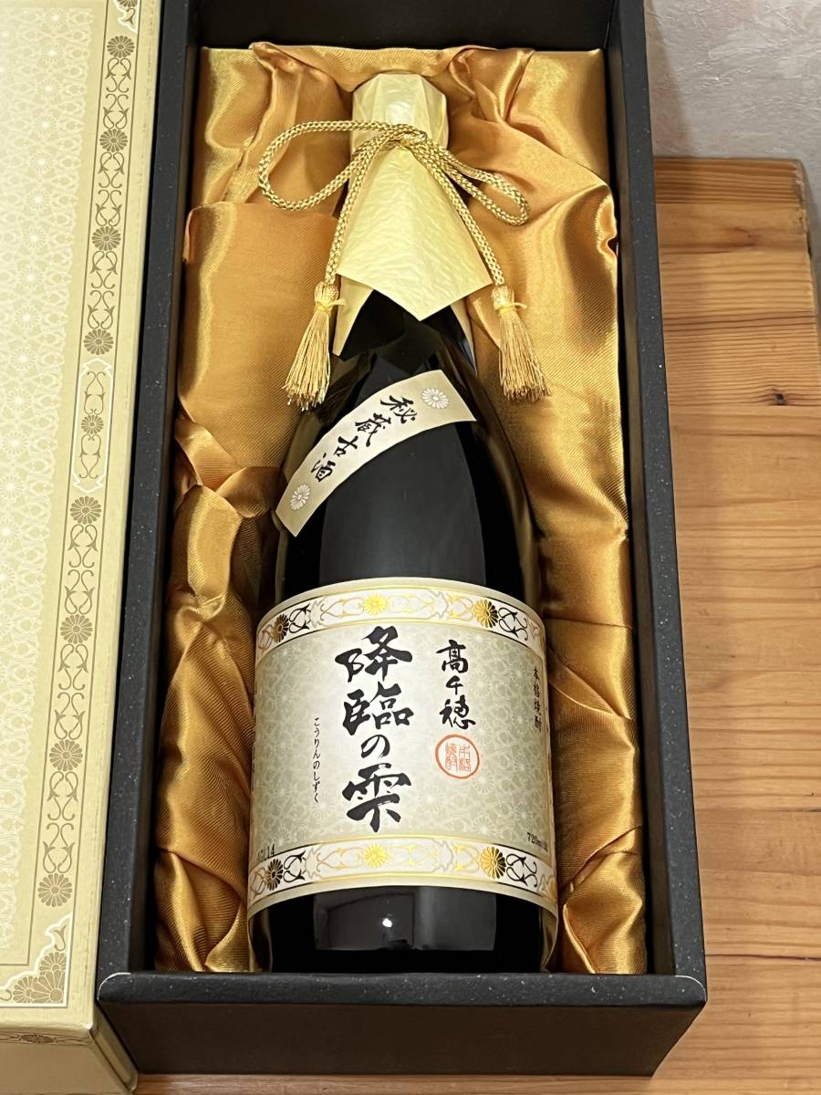 未開栓 箱入り 高千穂酒造 秘蔵古酒 降臨の雫 720ml 33度 本格麦焼酎 お酒 0127-04_画像2