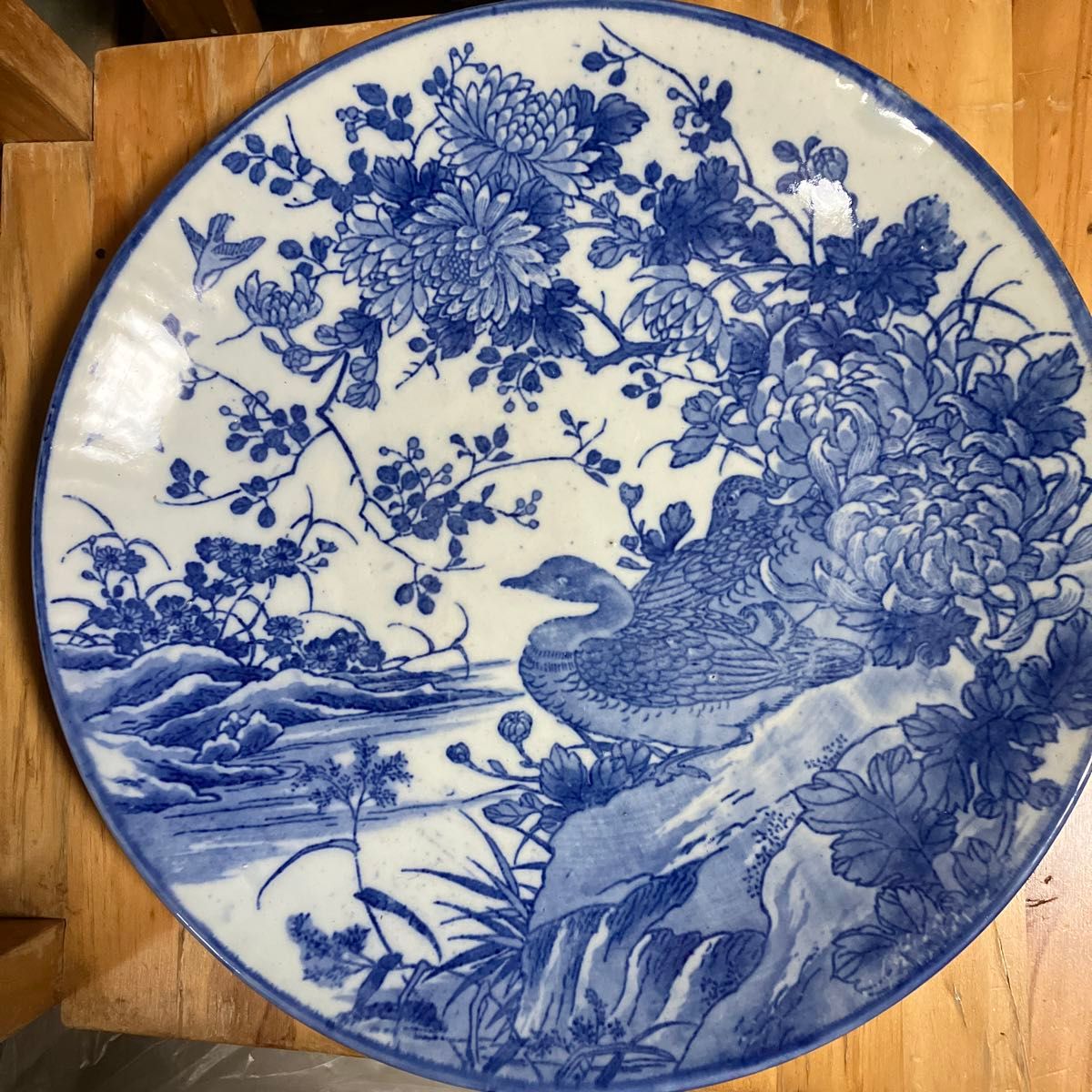 水鳥と菊の絵皿　直径35cmの大皿