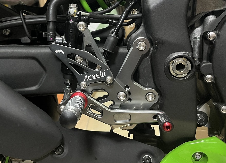 新作☆ カワサキ ニンジャ ZX25-R ZX25R 高品質 アルミ バックステップ 2020-2024 グレー_参考取り付け画像