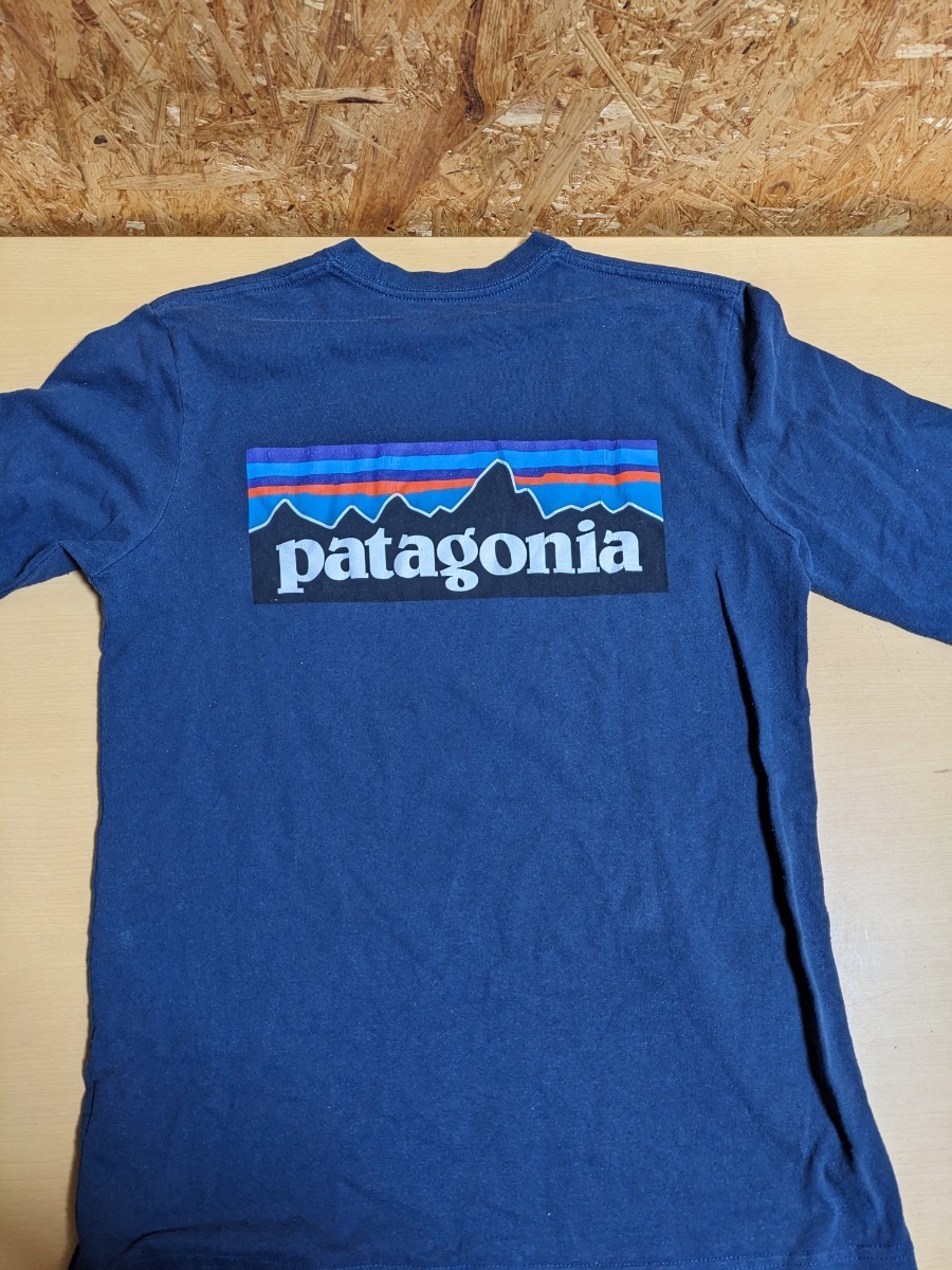 patagonia パタゴニア　XSサイズ　REGULAE FIT 紺色　ネイビー　長袖　ロンT　WORN WEAR　ロゴ_画像4