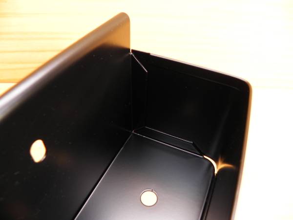 スプレー缶 ホルダー ブラック黒（ロールキャブ用） 無印上質品_厚めの鉄板を、綺麗に折り曲げ加工！