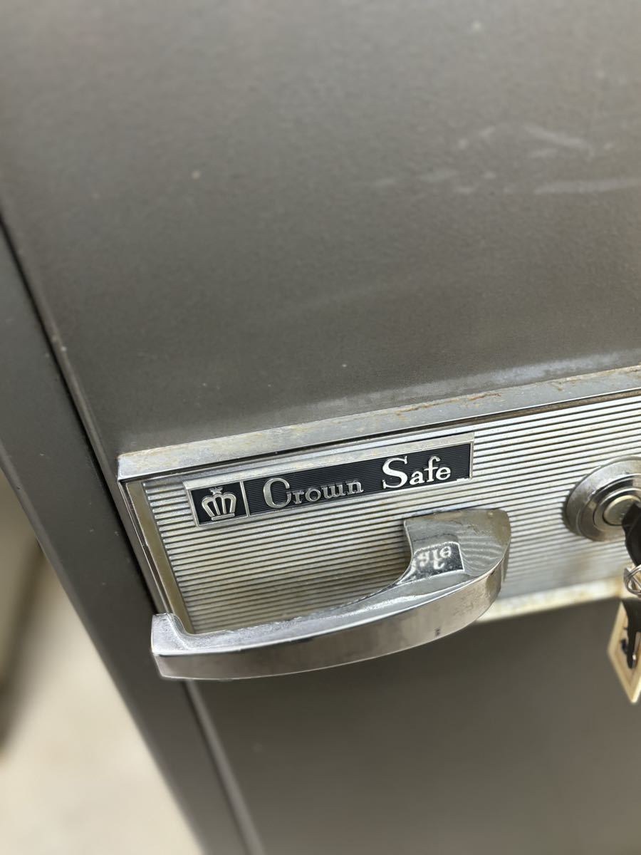 CROWN большой сейф мелкие сколы от камней . есть выдерживающий огонь . пароль имеется самовывоз приветствуется! из Shiga 