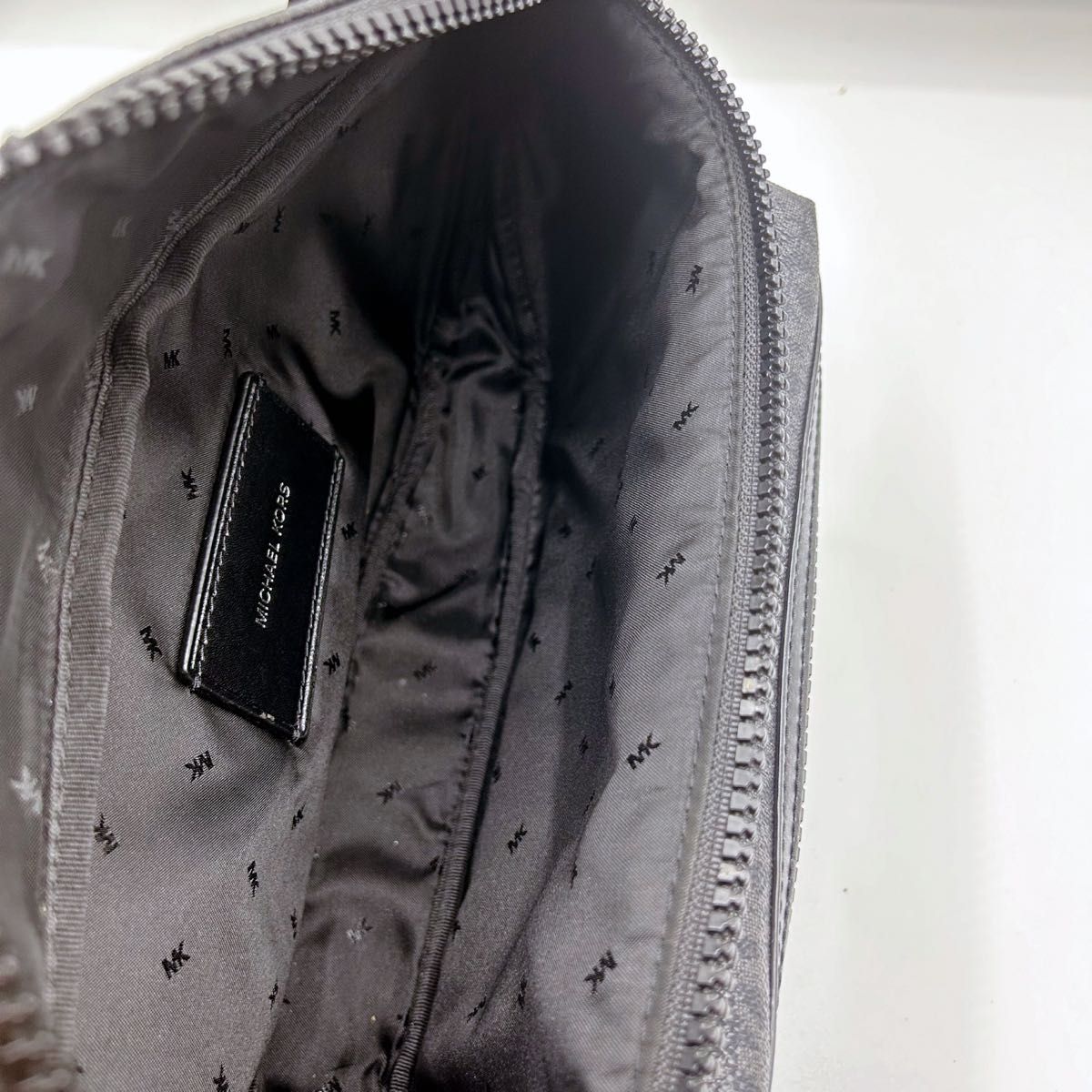 極美品】マイケルコース ボディバッグ メンズ MK柄 シグネチャー 極美品】マイケルコース ボディバッグ メンズ MK柄 シグネチャー