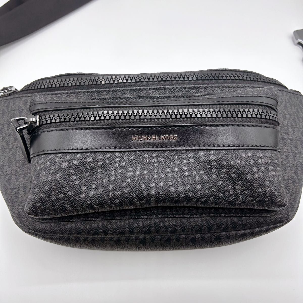 極美品】マイケルコース ボディバッグ メンズ MK柄 シグネチャー 極美品】マイケルコース ボディバッグ メンズ MK柄 シグネチャー