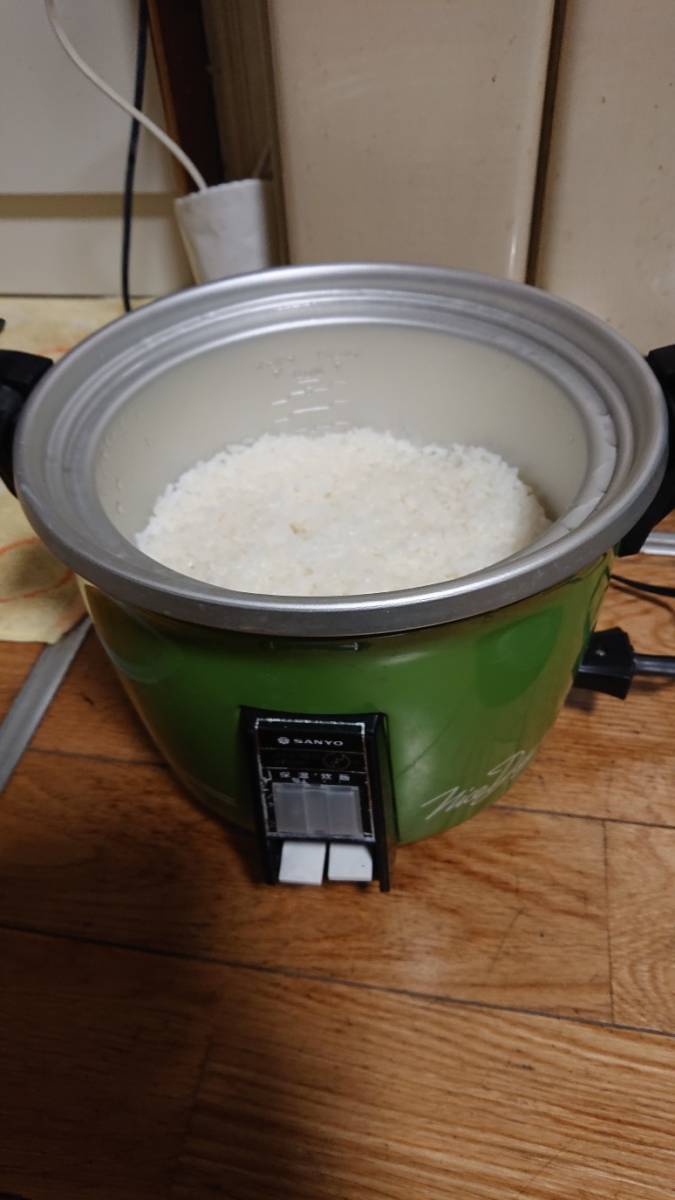  retro consumer electronics rice . digit image equipped Sanyo Sanyo Electric EC-130P electric boiler rice cooker heat insulation ekt3-40