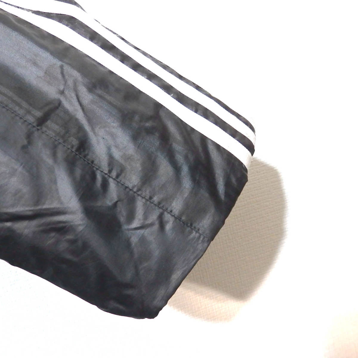 【送料無料】アディダスベンチコート/中綿　ダウン８０％　フェザー２０％　黒　メンズLサイズ　皺、擦れあり　adidas _画像3
