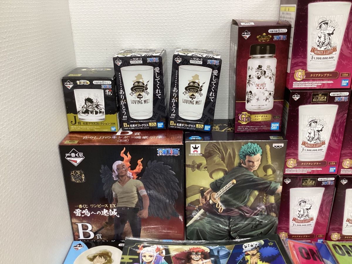 【同梱不可/現状】 ONE PIECE ワンピース グッズ まとめ売り 缶バッジ ぬいぐるみ フィギュア ラバスト タンブラー 他_画像2