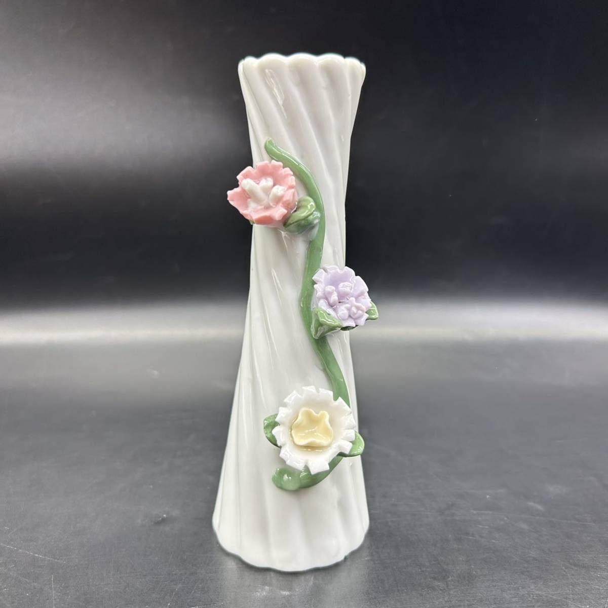 薔薇　花彫刻　白にピンクのバラ　花瓶　花器　一輪挿し　陶器 置物 インテリア　H24-2_画像1