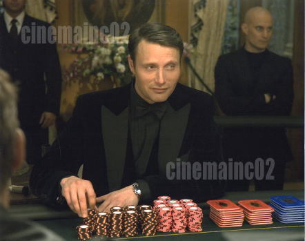 マッツ・ミケルセン/『007 カジノ・ロワイヤル』ギャンブル中のル・シッフルの写真_画像1