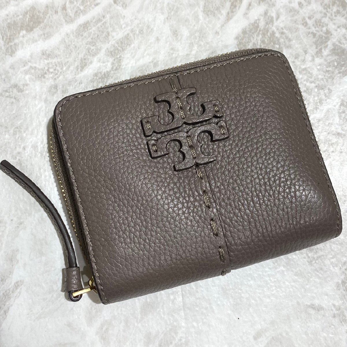 美品 Tory Burch トリ―バーチ 二つ折り コンパクト 財布 グレージュ系 現状品お渡し 人気 コレクション ファスナー ウォレット S2382_画像1