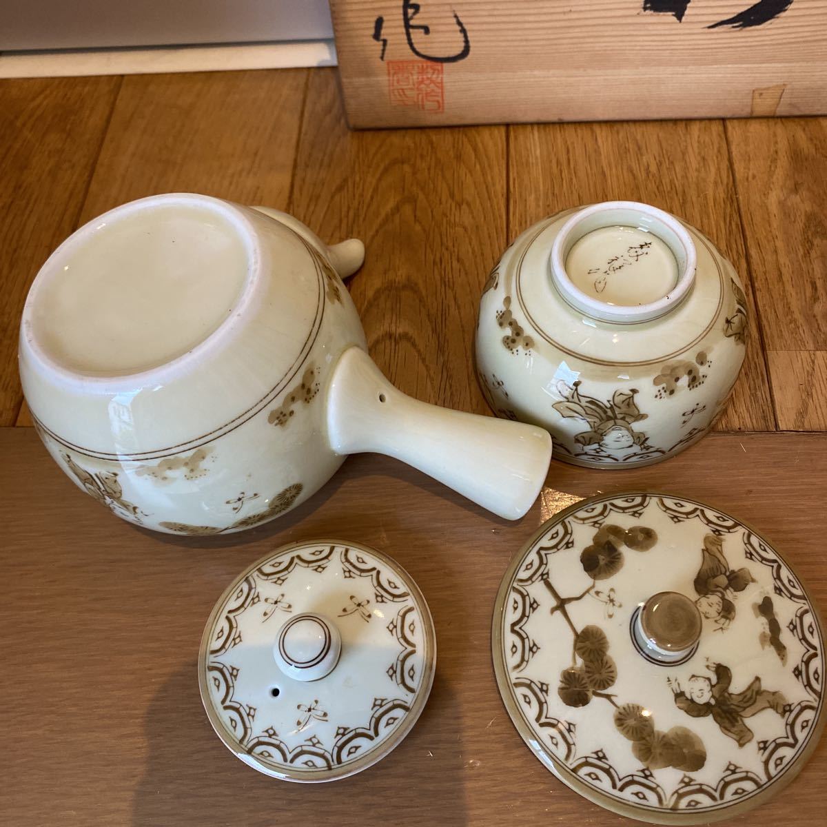 平戸 三川内焼　茶器揃　森祥作　急須　蓋付き湯のみ5客　唐子　松　木箱共箱　茶器セット 未使用　レトロ　昭和50年代_画像7