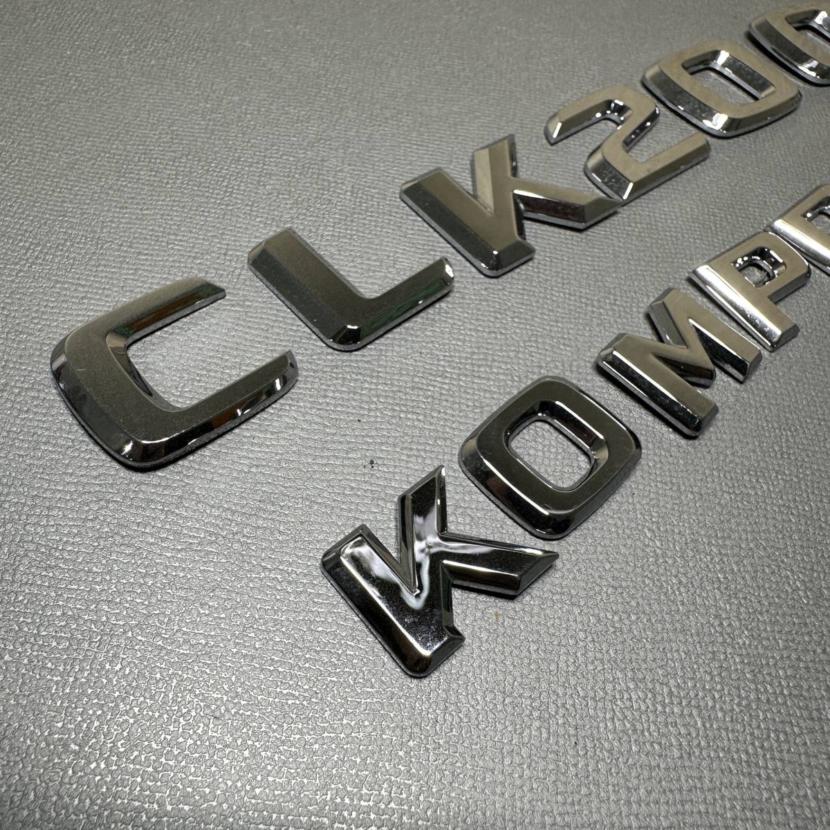 ■送料別/同梱可■ 現車取外し CLK200 KOMPRESSOR 純正 エンブレム 現状渡し DBA-209341 2008年式 コンプレッサー ロゴ メルセデス ベンツ_画像3