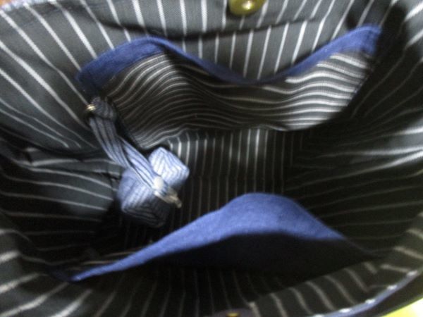 ハンドメイド　トートバック＆巾着セット（M～Ｌ）　紺系＆ヒッコリーストライプ柄デニム　　肩掛け　　シンプル_ポケットのＤカンにポーチの紐を通しました