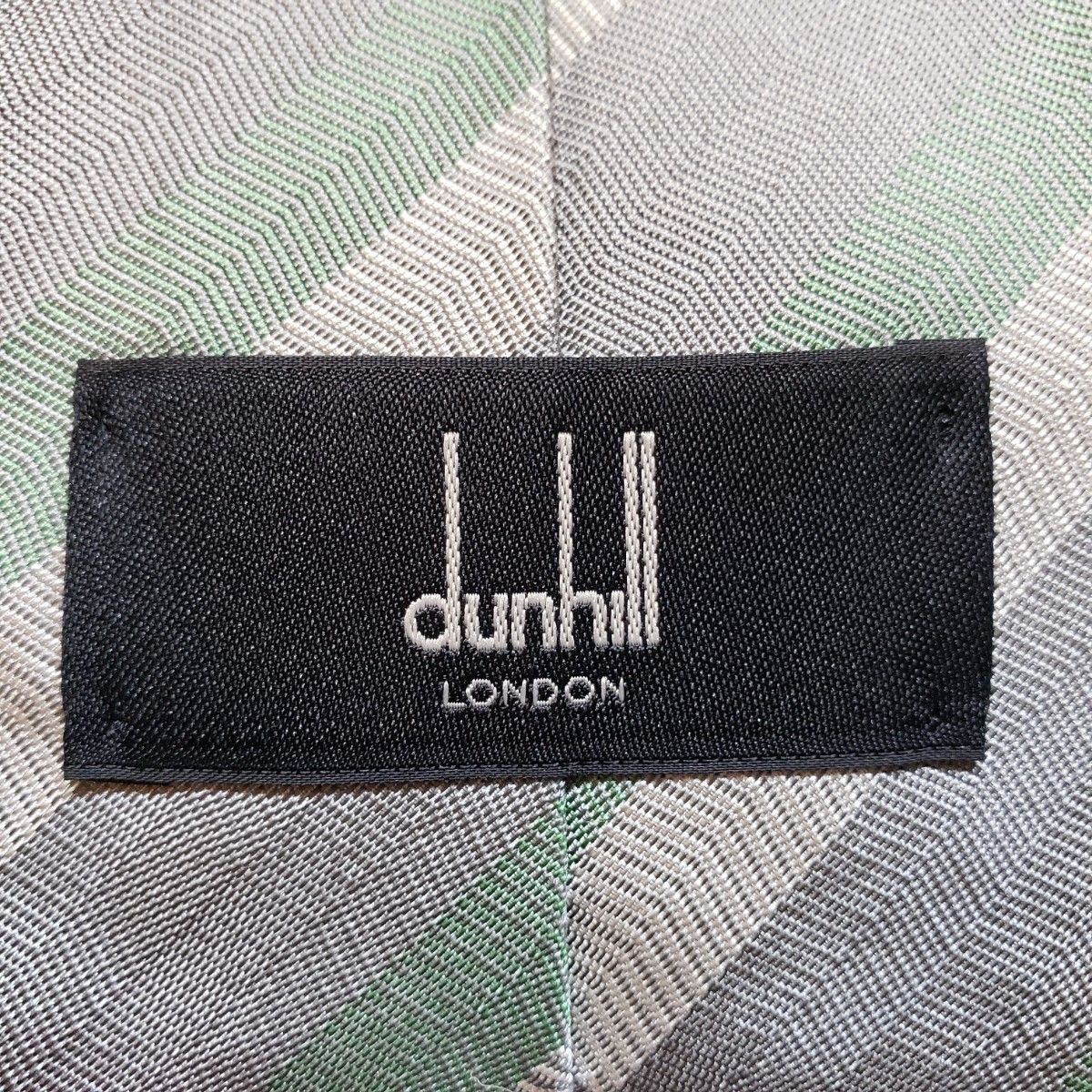 G433EE イタリア製 dunhill LONDON ダンヒルロンドン ネクタイ グレー×グリーン ストライプ シルク100% 絹 ビジネス フォーマル_画像8