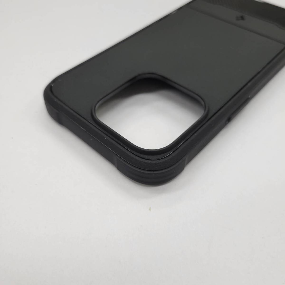 ★【在庫処分価格】Spigen iPhone 15 Pro ケース MagSafe ACS06703 マット・ブラック カーボンデザイン 8809896750349☆C01-308a_画像4
