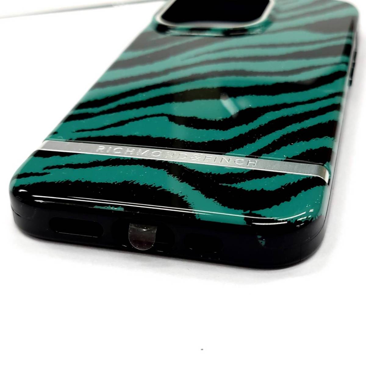★【在庫処分価格】iPhone13 Pro ケース Emerald Zebra Richmond & Finch 6.1インチ 7350111353377 ターコイズ ゼブラ柄☆C01-386a_画像4