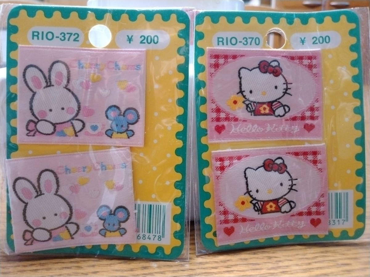 縫い付け用タグ2種類2枚ずつ　サンリオ　ハローキティ　Hello Kitty Cheery Chums 縫い付け用で、アイロン接着ではありません_画像1