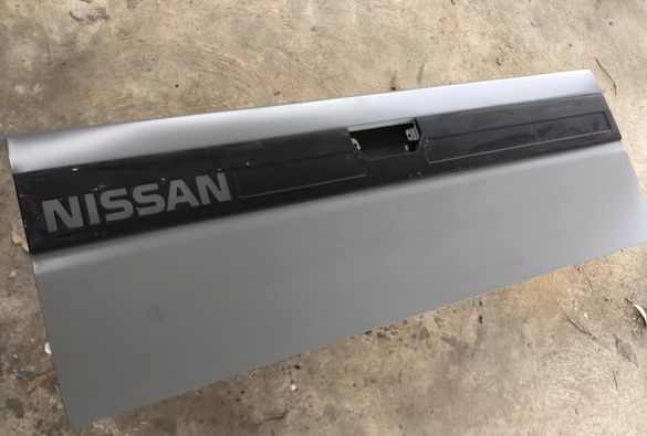 新品　ダットサン D21 リアゲートフィニッシャー　ダットラ 　リアゲート　NISSAN　ハードボディ・※リトルツリープレゼント中_ゲートは含みません