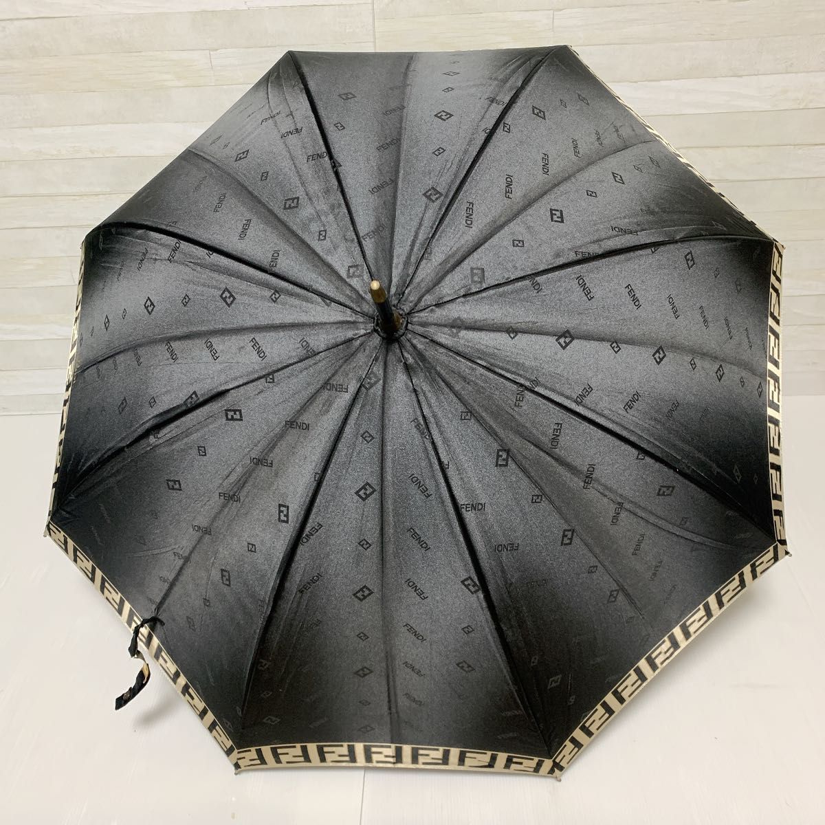 FENDI ズッカ柄 ロゴ 傘 雨傘 長傘 フェンディ 小物 ブラック 黒 FENDI ズッカ柄 ロゴ 傘 雨傘 長傘 フェンディ 小物 ブラック 黒
