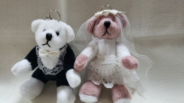 ウエディング　くま　熊　クマ　キーホルダー　バックチャーム　ぬいぐるみ　木彫り　結婚式　ドレス　カップル　根付け　_画像2