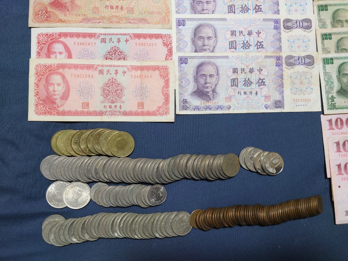 台湾 ドル 2560ドル分 紙幣 硬貨 まとめて 大量 札束 通貨_画像3