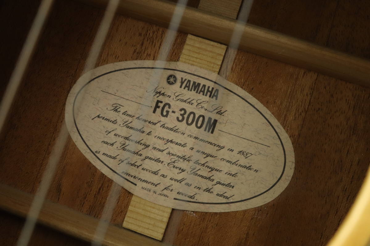 UBUV6-1-2 □ YAMAHA ヤマハ アコースティックギター FG-300M ギター アコギ 弦楽器 楽器 木目 全長約102cm ハードケース付き 中古_画像5