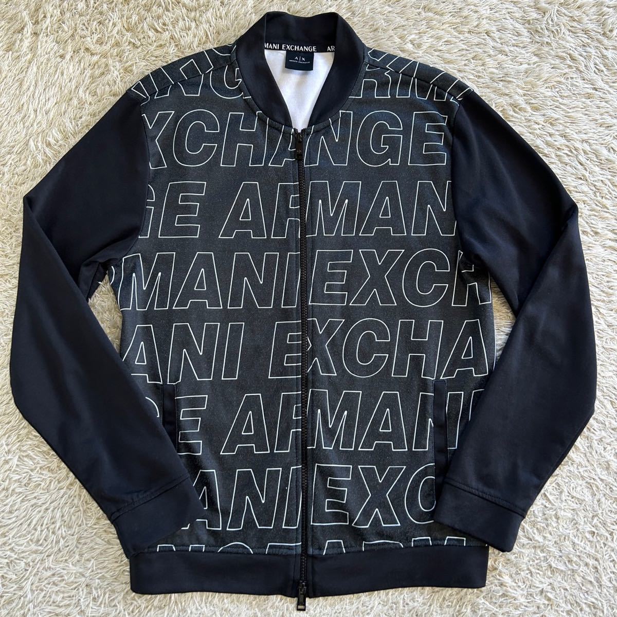 極美品!! アルマーニ エクスチェンジ『溢れる高級感』ARMANI EXCHANGE ブルゾン MA-1 ジャケット M ブランドロゴ総柄 コットン ブラック 黒_画像1