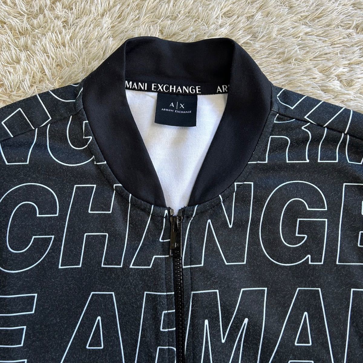 極美品!! アルマーニ エクスチェンジ『溢れる高級感』ARMANI EXCHANGE ブルゾン MA-1 ジャケット M ブランドロゴ総柄 コットン ブラック 黒_画像4