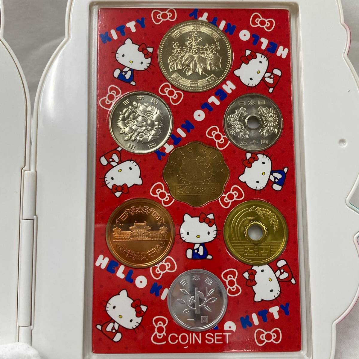 ◆【hello kitty coin set】ハローキティ キティちゃん 記念 コイン セット 666円 額面2664円分 ケース付 2004 30周年記念 計４セット_画像3