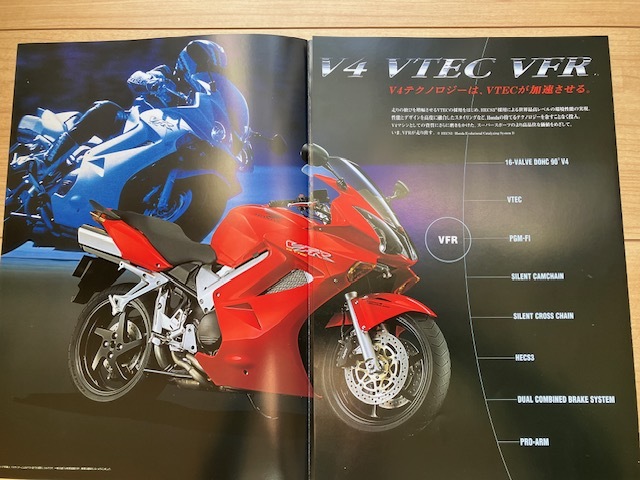 HONDA VFR800 V4 VTEC カタログ　２００２年１月_画像2