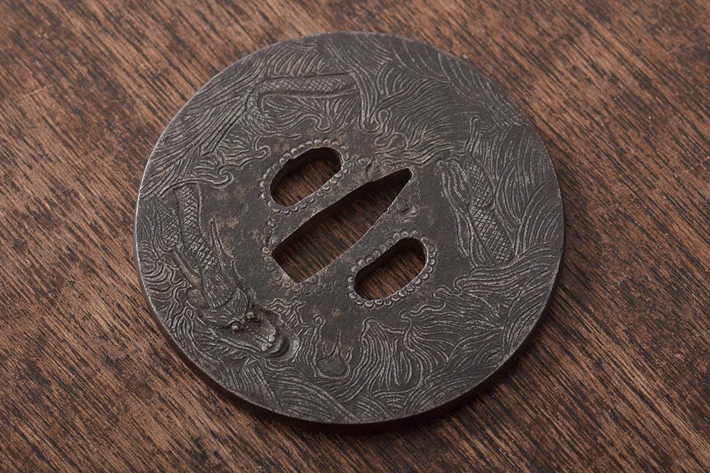 ☆R-044678 古い 龍彫金鉄鍔(彫刻、刀装具、武具)(R-044678) ☆R-044678 古い 龍彫金鉄鍔(彫刻、刀装具、武具)(R-044678)
