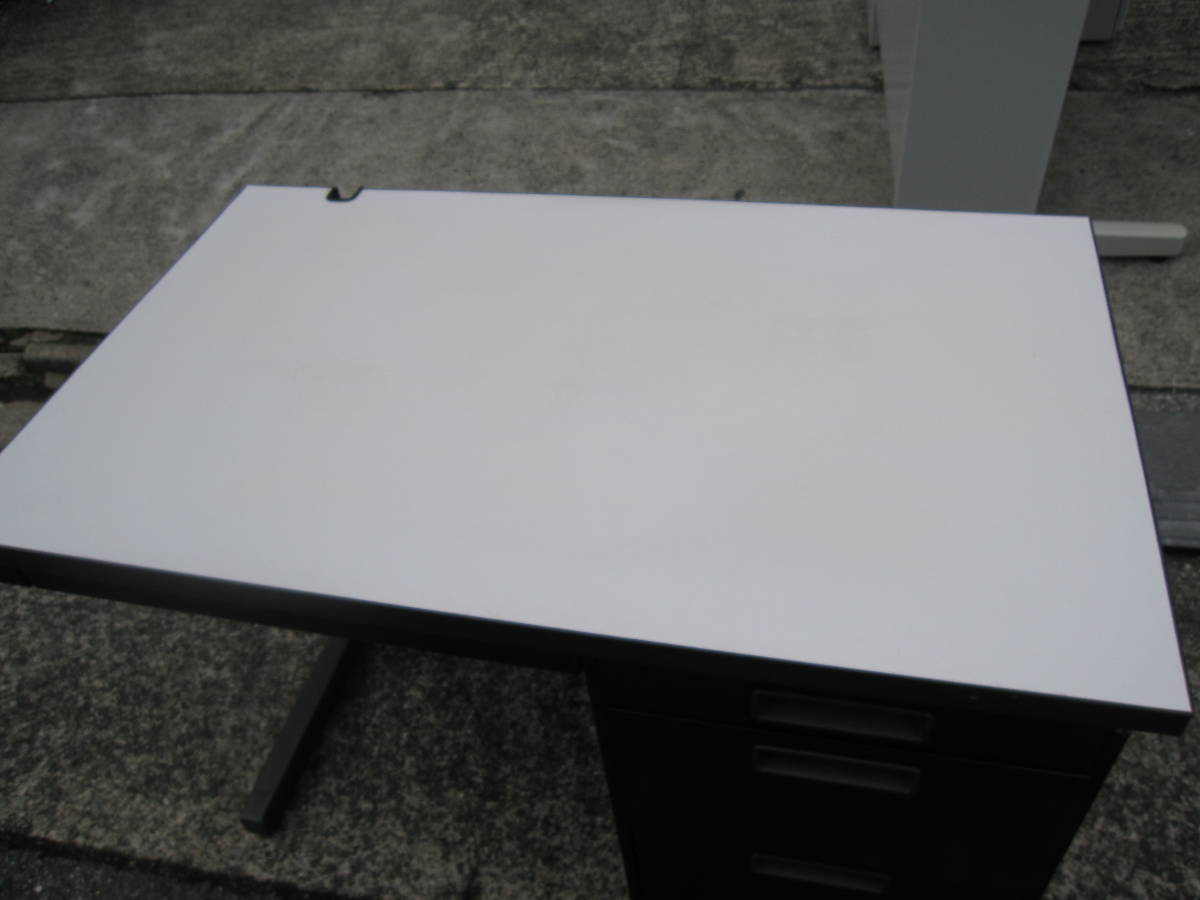 ⑤[ прямой самовывоз приветствуется ]KOKUYO офис стол steel диск с ящиками с одной стороны стол выдвижной ящик ключ имеется черный ширина 1000× глубина 600× высота 700. б/у 