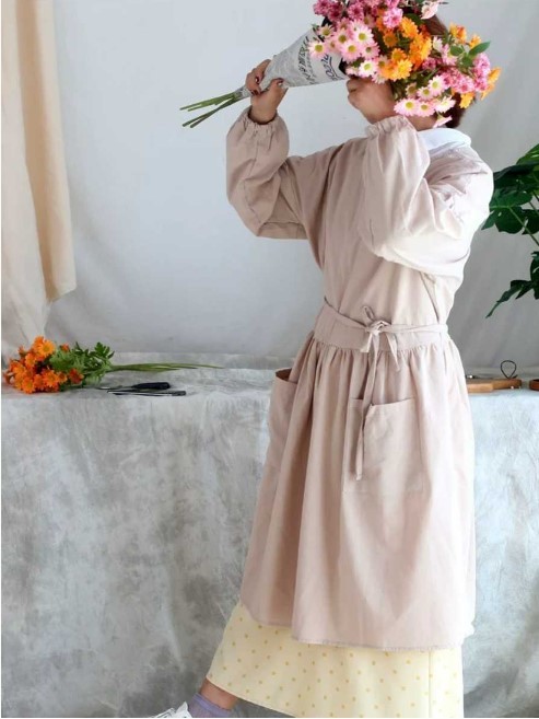  break up . put on One-piece ins manner apron sleeve attaching with pocket beige childcare worker nursing . nursing gardening cooking picture simple natural 