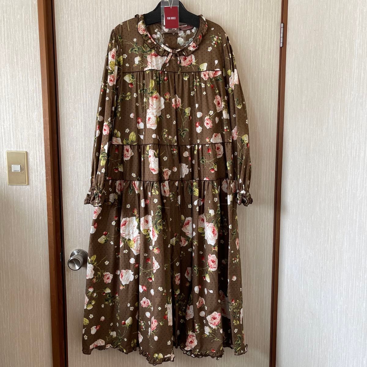最終価格 ピンクハウス Berry Roseプリントミディワンピース 最終価格 ピンクハウス Berry Roseプリントミディワンピース