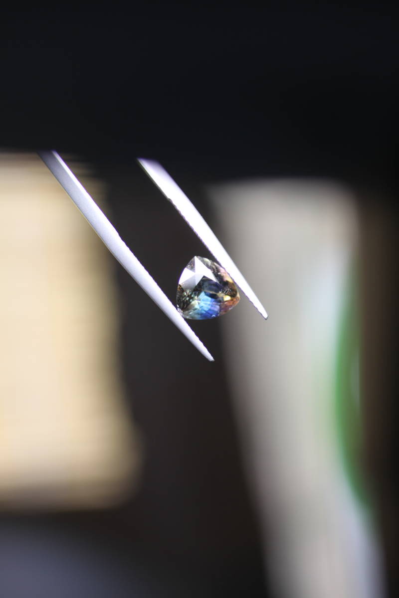 ＜えっ・・？　アキシナイト・・？　何、それ・・？＞　アキシナイト（青色を含有している上等なタイプ）　１．６９ｃｔ_画像1