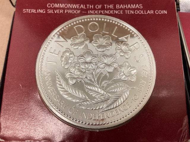 3736* 1974年 1975年 BAHAMAS バハマ連邦 独立記念 コイン 10ドル プルーフ 銀貨 計2点 おまとめ フランクリンミント ケース付 未使用品_画像4