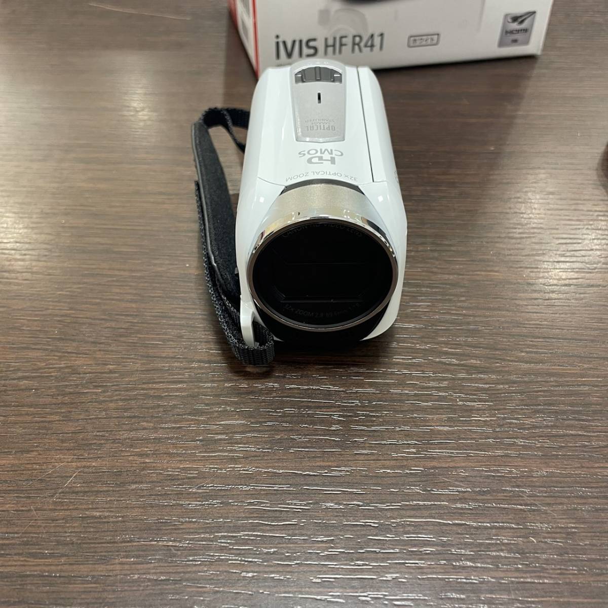 #7038　キャノン　デジタルビデオカメラ　IVIS HF R41　白　本体　バッテリー2個　ケーブル　充電器　USBケーブル　電源確認　動作未確認_画像5