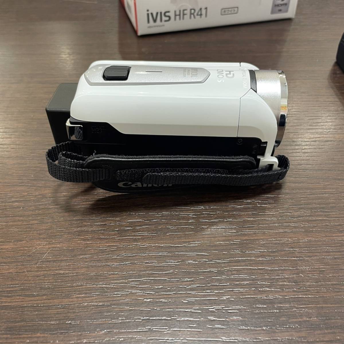 #7038　キャノン　デジタルビデオカメラ　IVIS HF R41　白　本体　バッテリー2個　ケーブル　充電器　USBケーブル　電源確認　動作未確認_画像4