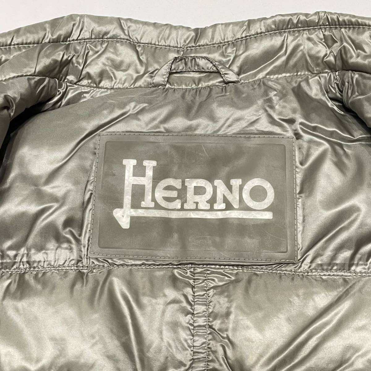 正規品 Herno ヘルノ 2 POCKETS DOWN JACKET ナイロン ダウンジャケット ブルゾン ライトアウター ロゴ プレート 44 グレー メンズ_画像7