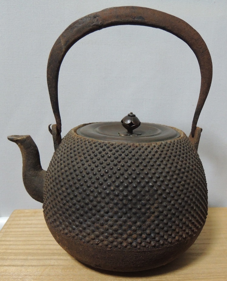 龍文堂造　鉄瓶　霰　丸形　唐銅龍文堂蓋　箱　古美術品　茶道具 サイズ： 本体：１６ｘ１３ｘ高２０ｃｍ_画像1