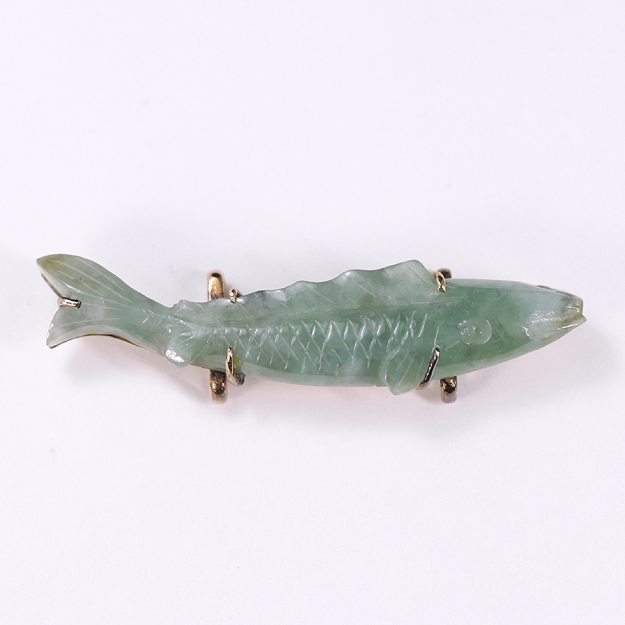 【開】ヒスイ（翡翠）彫刻 魚 K18刻印金製裏坐付帯留め 5g 和式装身具小物 AC392_画像1