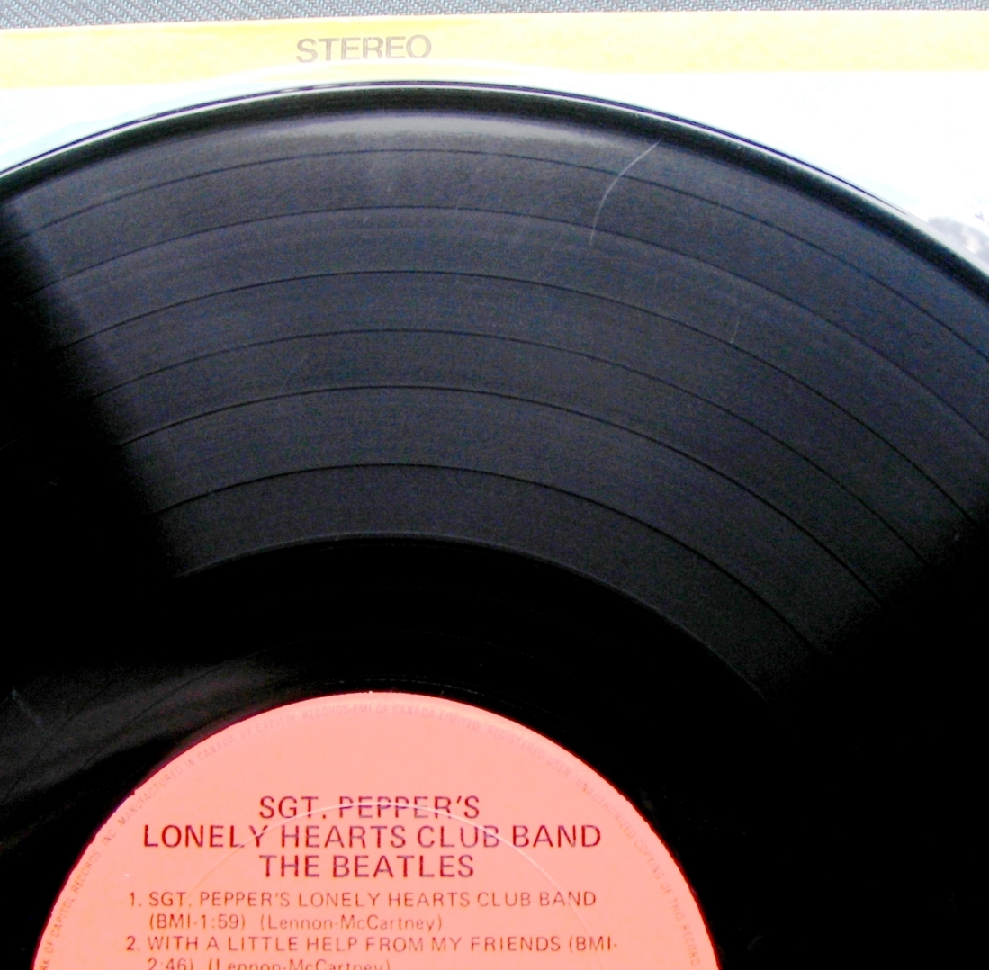 雅雑§(5)LP[Beatles/Sgt.Pepper’sLHCB]カナダStereo/橙Capitol軽量盤/微プッ音有/ジジ軽微/表ジャケ掻きキズ線有/薄紙切抜付/SMAL-1-2653_A-1~2に柔薄浅いスレ線/微プッ1回あり