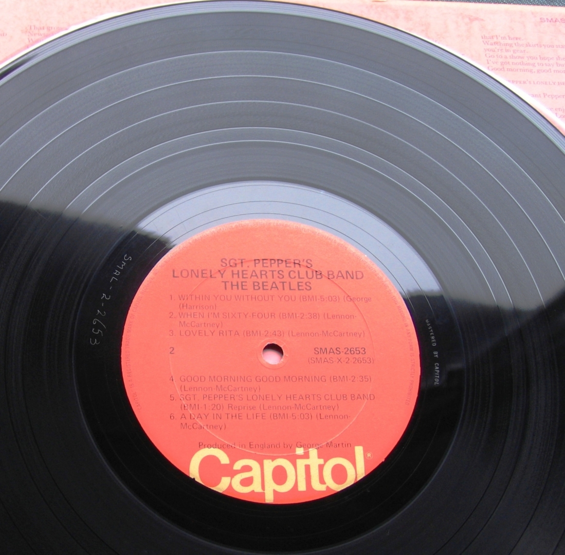 雅雑§(5)LP[Beatles/Sgt.Pepper’sLHCB]カナダStereo/橙Capitol軽量盤/微プッ音有/ジジ軽微/表ジャケ掻きキズ線有/薄紙切抜付/SMAL-1-2653_B) SMAL-2-2653 / MASTERED BY CAPITOL